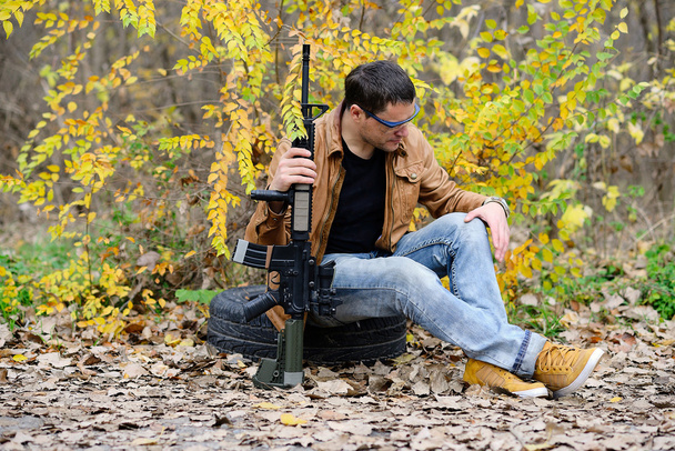 森の中で自動小銃と、考えた人 - 写真・画像