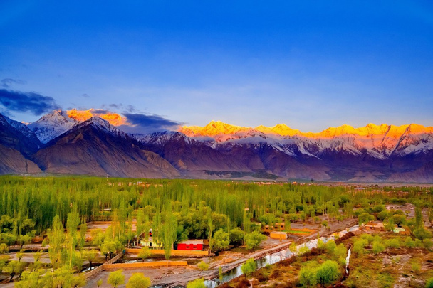 Όμορφη κοιλάδα και τα βουνά γύρω από Skardu σε Gilgit - Baltistan περιοχή od Πακιστάν - Φωτογραφία, εικόνα