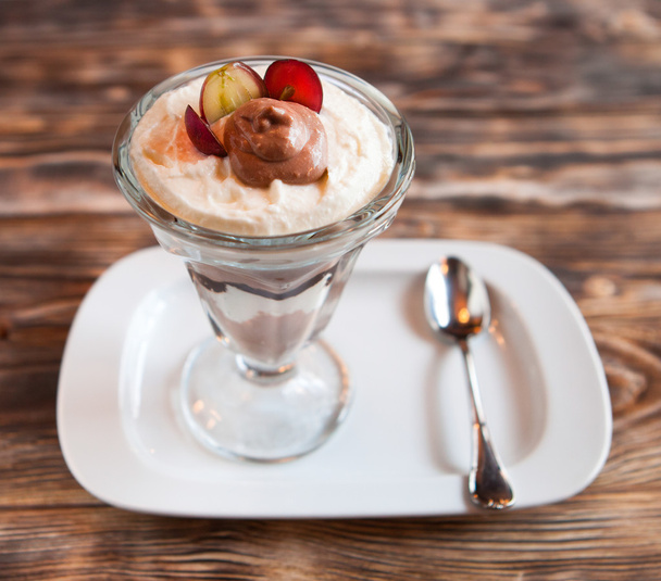 Sweet dessert - chocolate and vanilla pudding in glasses served  - Foto, afbeelding