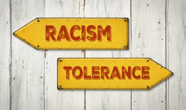 Indicaciones de dirección en una pared de madera - Racismo o tolerancia
 - Foto, Imagen
