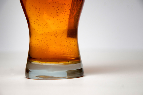 Glas helles Bier isoliert auf weißem Hintergrund - Foto, Bild