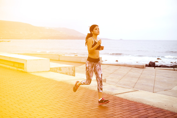 Młoda kobieta jogger na esplanade - Zdjęcie, obraz