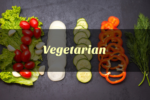 Gemüse, Schneidebrett und Messer auf einem Tisch - Foto, Bild