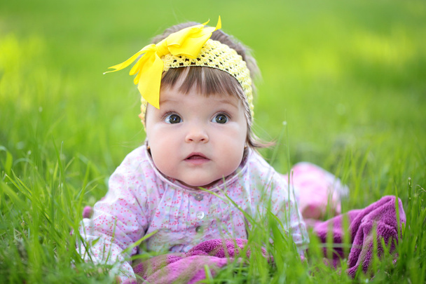 Cute baby girl on green grass - Foto, immagini