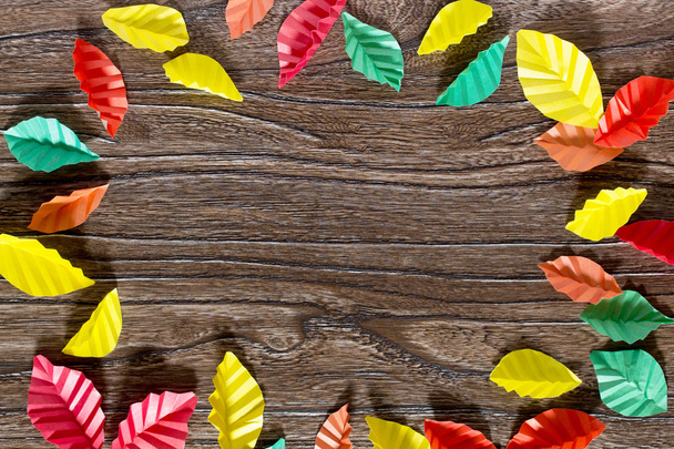 Осенние листья на фоне цветных листьев бумаги оригами. Браун
 - Фото, изображение