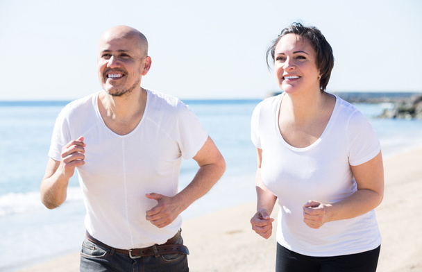 Casal jogging juntos ao ar livre - Foto, Imagem