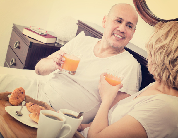Couple having breakfast in bed - Zdjęcie, obraz