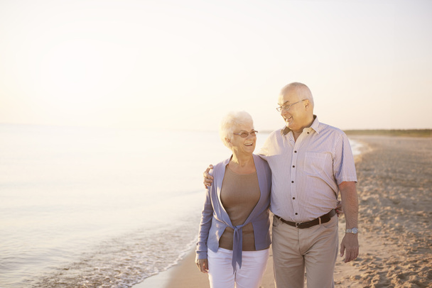 Seniorenpaar spaziert am Sommerstrand  - Foto, Bild