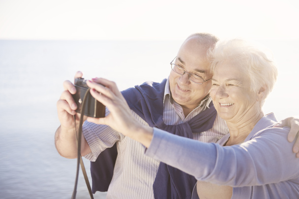Seniorenpaar macht Selfie mit Kamera - Foto, Bild