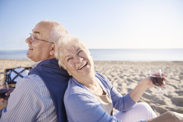 Старшая пара наслаждается днем на пляже
   - Фото, изображение