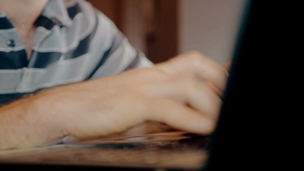 Zár megjelöl szemcsésedik ember dolgozik a számítógép, és kávét iszik kávézóban - Felvétel, videó