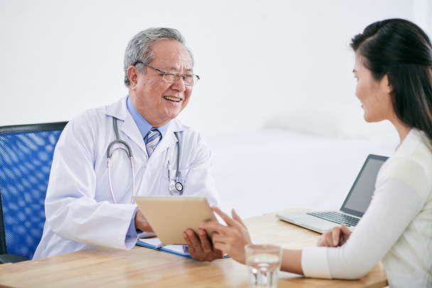 doctor with tablet computer talking to patient - Photo, Image