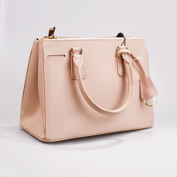 Rózsaszín női táska-fehér alapon - Fotó, kép