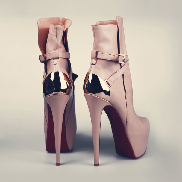 par de zapatos de tacón de mujer rosa
 - Foto, imagen