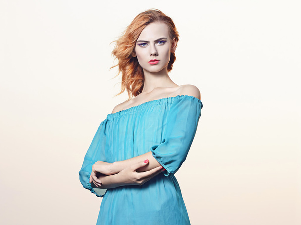 Beauitiful młoda kobieta w niebieska sukienka - Zdjęcie, obraz