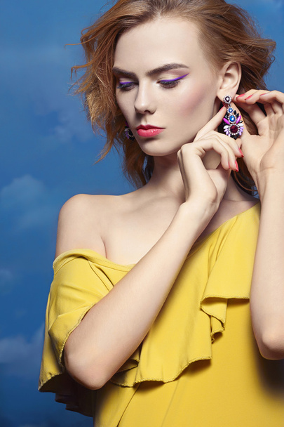 girl with makeup and jewelry - Fotoğraf, Görsel