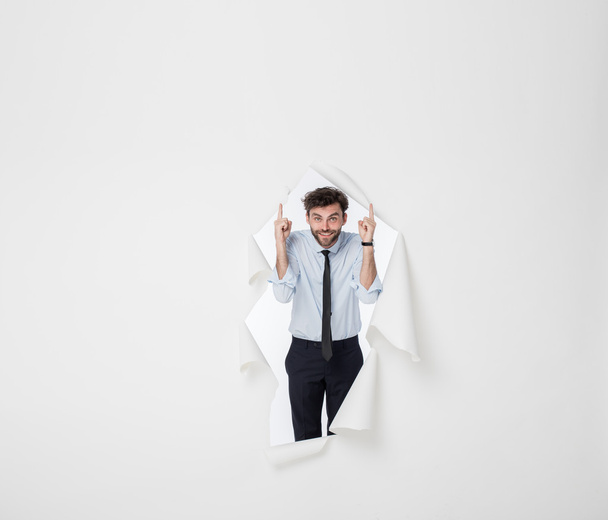 Office man met elegante outfit en stropdas breken de papier-backgr - Foto, afbeelding