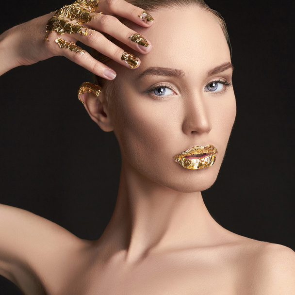 beauty girl with Golden Makeup - Fotoğraf, Görsel