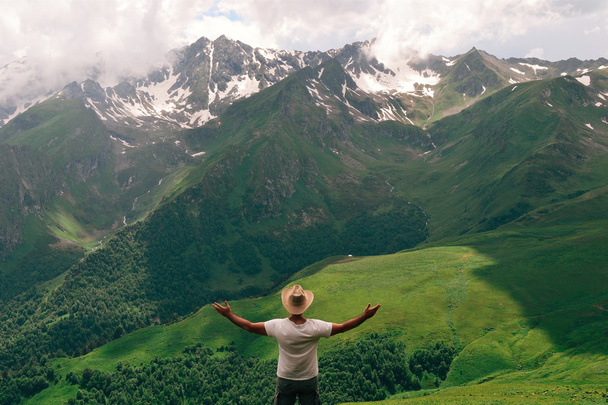Το άτομο ενάντια στα βουνά - Φωτογραφία, εικόνα