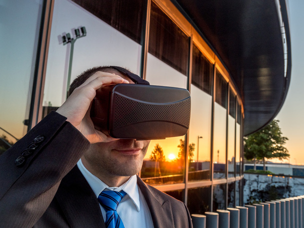 ビジネス センターの仮想現実の眼鏡を使用しての実業家 - 写真・画像