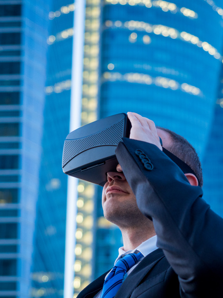 Бізнесмен використовує окуляри віртуальної реальності в бізнес-центрі
 - Фото, зображення