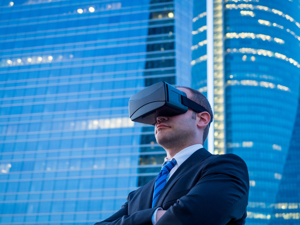 Homme d'affaires confiant utilisant des lunettes de réalité virtuelle dans un busines
 - Photo, image