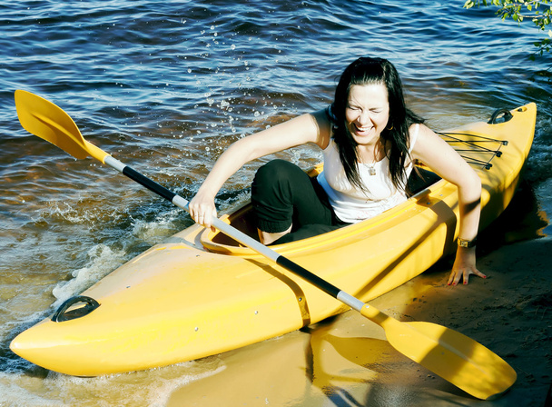 Linda chica en un kayak amarillo
 - Foto, imagen