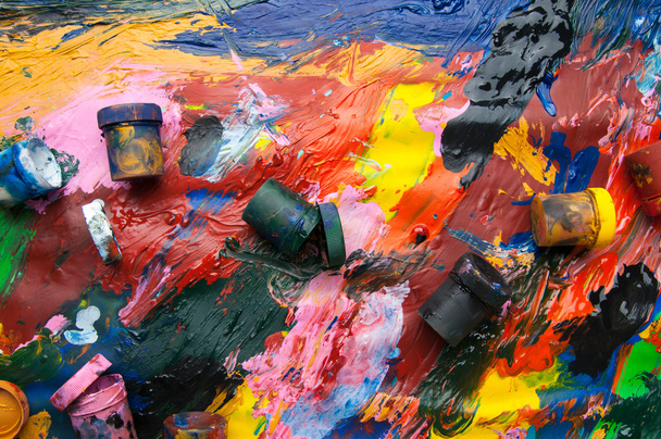 Cajas y pinturas al óleo multicolor primer plano fondo abstracto de arriba
 - Foto, imagen