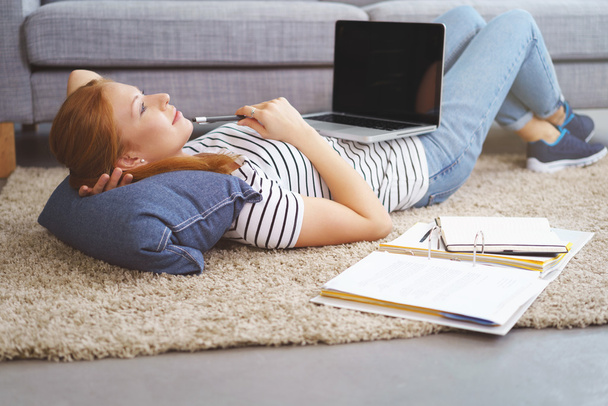Jovem estudante relaxante em um tapete
 - Foto, Imagem