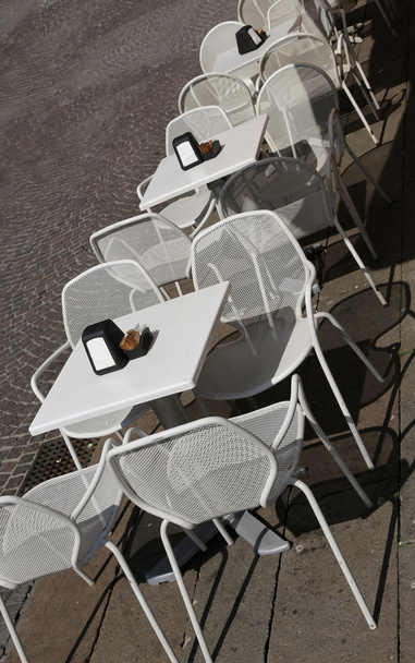 mesas e cadeiras da cidade europeia
 - Foto, Imagem