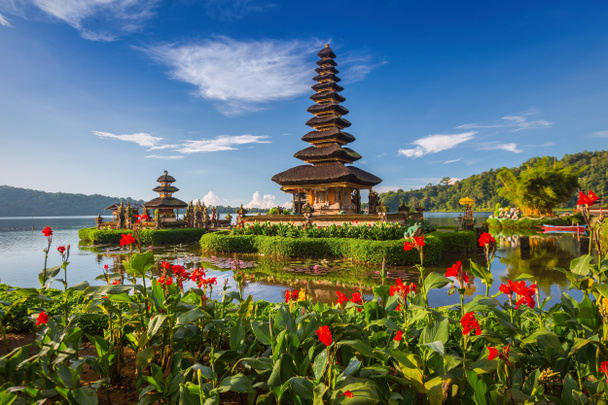 Pura Ulun Danu Bratan, nebo Pura Beratan chrám, ostrova Bali, Indo - Fotografie, Obrázek
