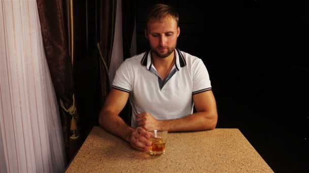 Jeune homme attrayant à la mode buvant du whisky dans un café
 - Séquence, vidéo