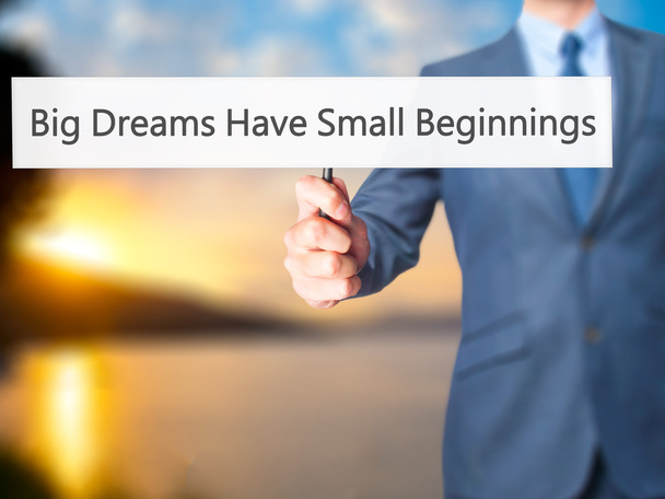 Μεγάλα όνειρα έχουν μικρά ξεκινήματα-επιχειρηματίας χέρι κράτημα σήμα - Φωτογραφία, εικόνα