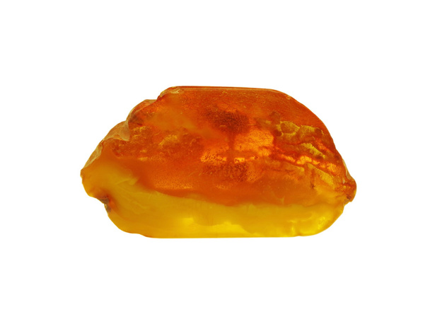 baltische amber op witte achtergrond  - Foto, afbeelding