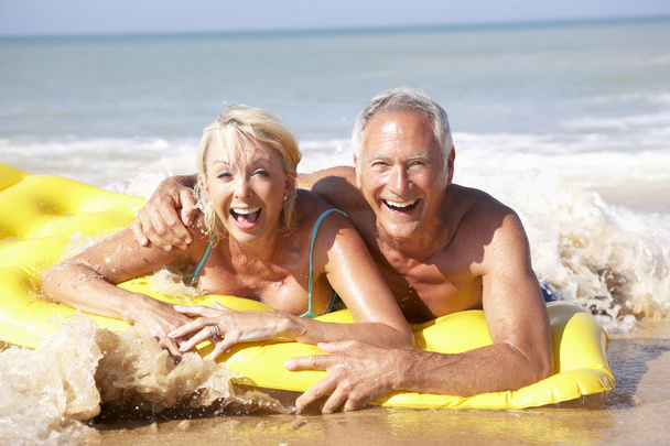 Senior couple on beach holiday - Foto, imagen