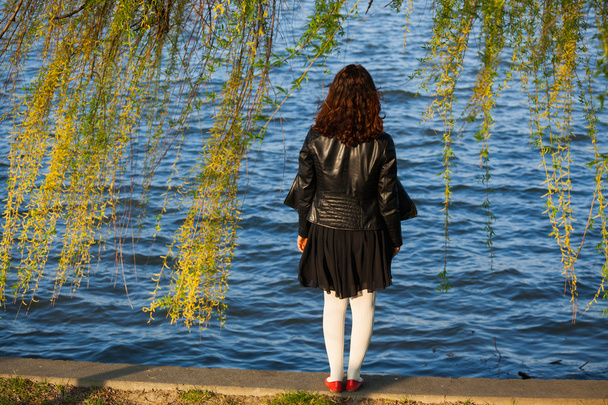 Woman near the lake - Valokuva, kuva