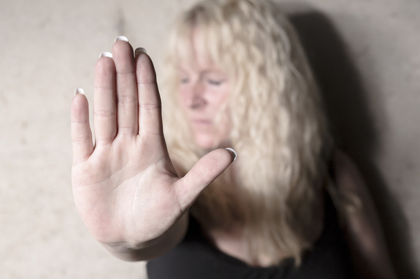 deprimere persona donna con sfondo concreto
 - Foto, immagini