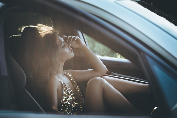 atrakcyjna kobieta elegancka wewnątrz samochodu  - Zdjęcie, obraz