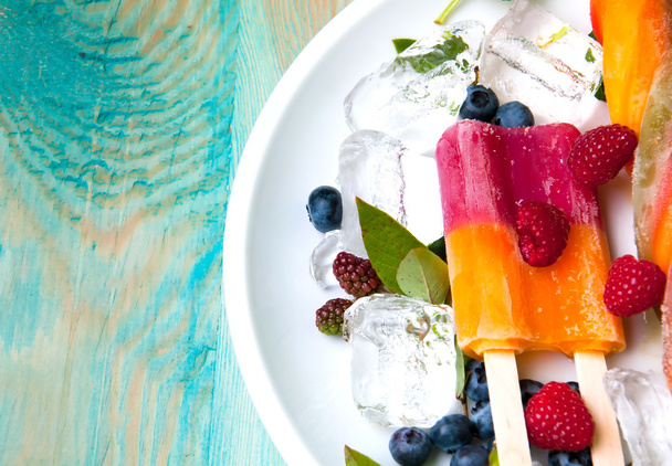 Composición de delicioso helado, frutas y cubitos de hielo
 - Foto, imagen