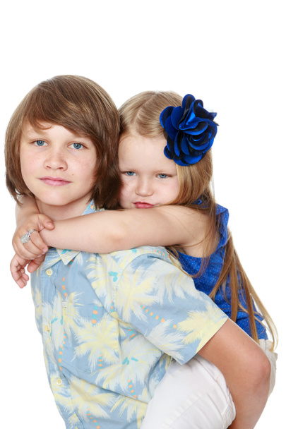 Fratello e sorella abbracciare
 - Foto, immagini