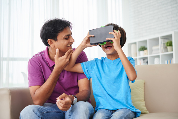 Niño usando auriculares de realidad virtual
 - Foto, imagen