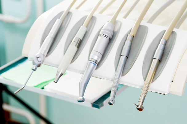 Instrumento estomatológico en la clínica odontológica. Operación, reemplazo dental
. - Foto, imagen