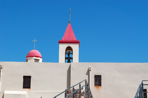 Ισραήλ: το κουδούνι πύργο του Αγίου Ιωάννη εκκλησία στο στρέμμα και ένα λευκό τοίχο - Φωτογραφία, εικόνα