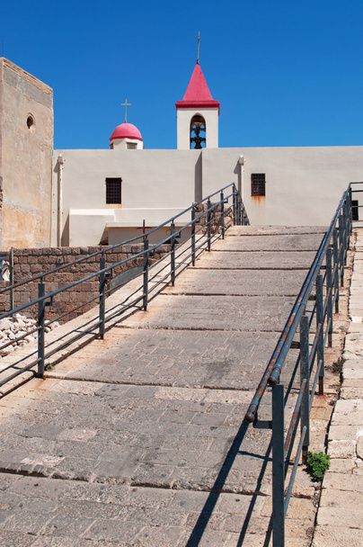 Ισραήλ: μια ράμπα και η εκκλησία Πύργος του Αγίου Ιωάννη καμπάνα σε Acre  - Φωτογραφία, εικόνα