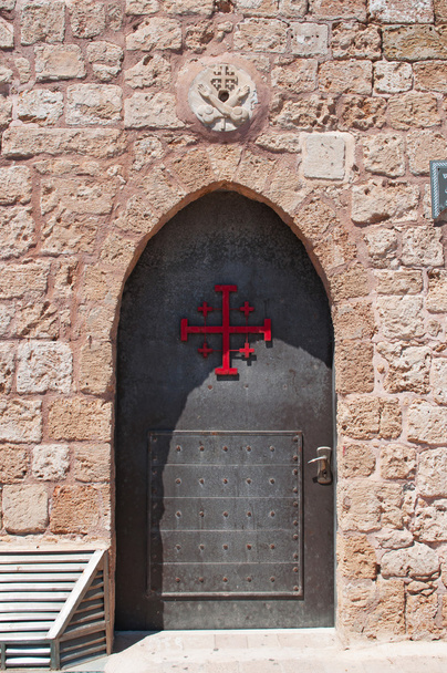 Acre: a jeruzsálemi kereszt vagy Crusader, kereszt, az ajtón a Szent János-templom  - Fotó, kép