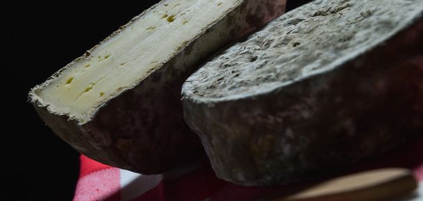 French tomme cheese for sale on a market stall - Foto, Bild