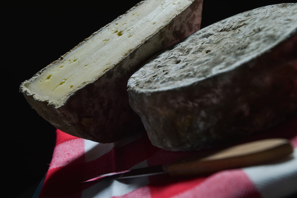 Французский сыр для продажи на рынке
 - Фото, изображение