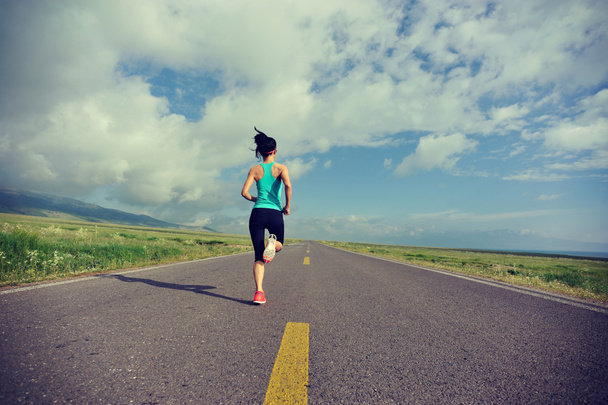 Fitness nő fut  - Fotó, kép