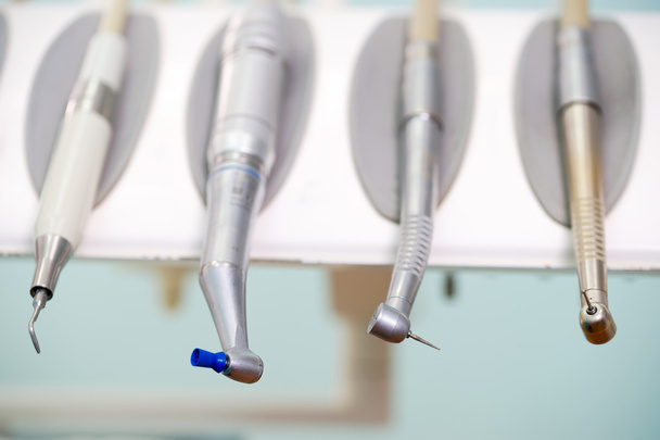 Stomatologiczny instrumentu w klinice Dentyści. Operacja wymiany zębów. - Zdjęcie, obraz