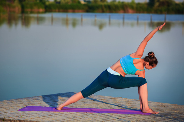 Yoga egzersiz yaparak kız - Fotoğraf, Görsel